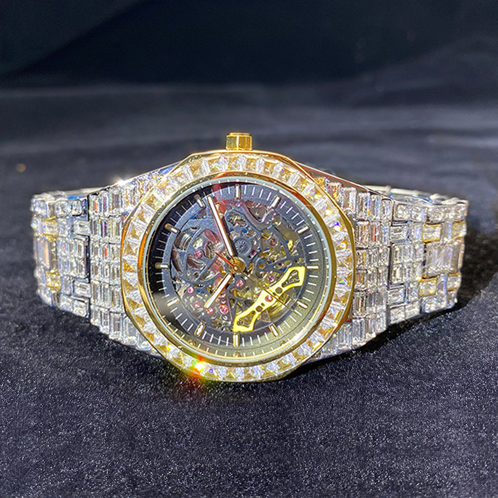 Montre mécanique avec cadran carré plein, diamants lumineux et design creux.