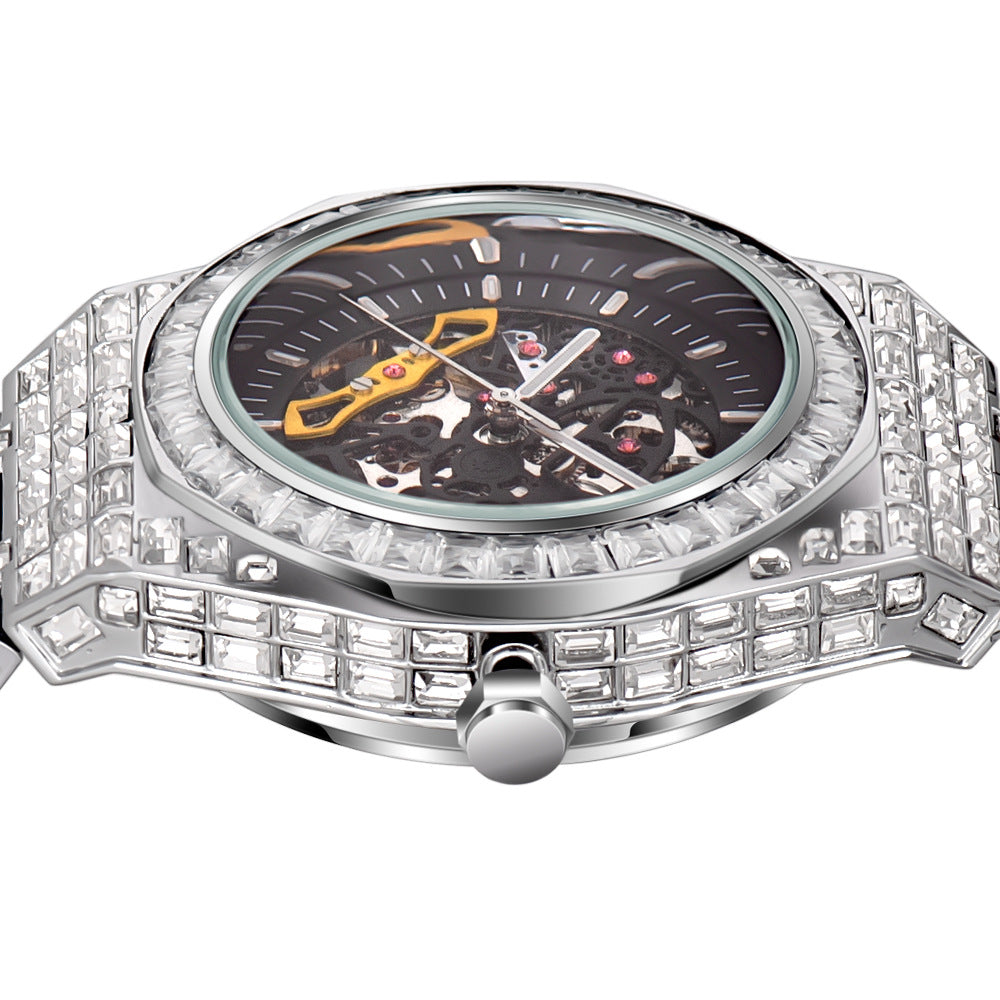 Montre mécanique avec cadran carré plein, diamants lumineux et design creux.
