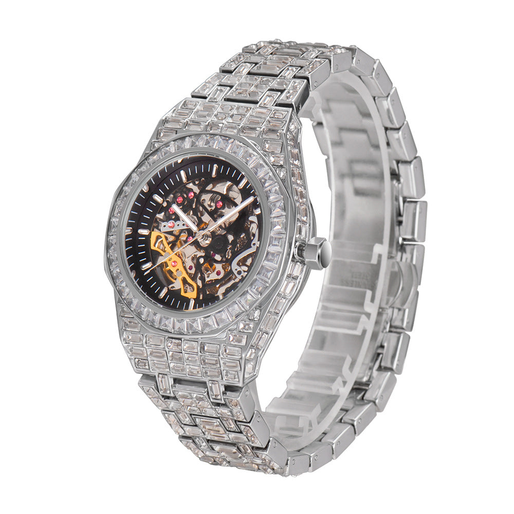 Montre mécanique avec cadran carré plein, diamants lumineux et design creux.