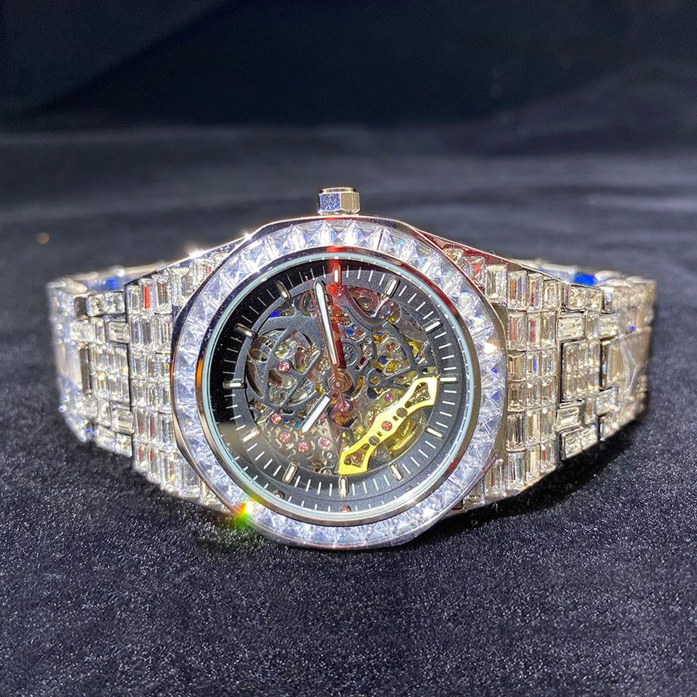 Montre mécanique avec cadran carré plein, diamants lumineux et design creux.