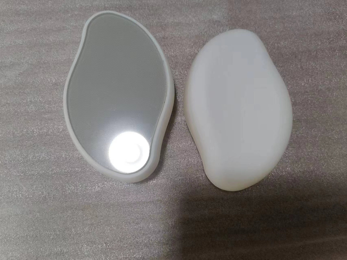 Rasoir en verre pour l'épilation et l'exfoliation, un outil pour enlever les poils.