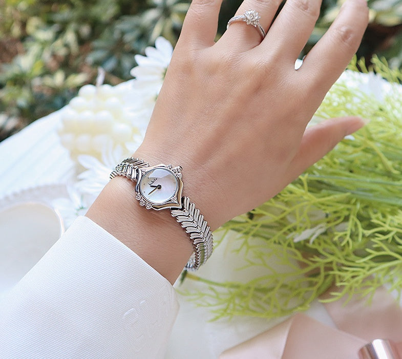 Magnifique montre à quartz pour femme dotée d'un bracelet en bambou.