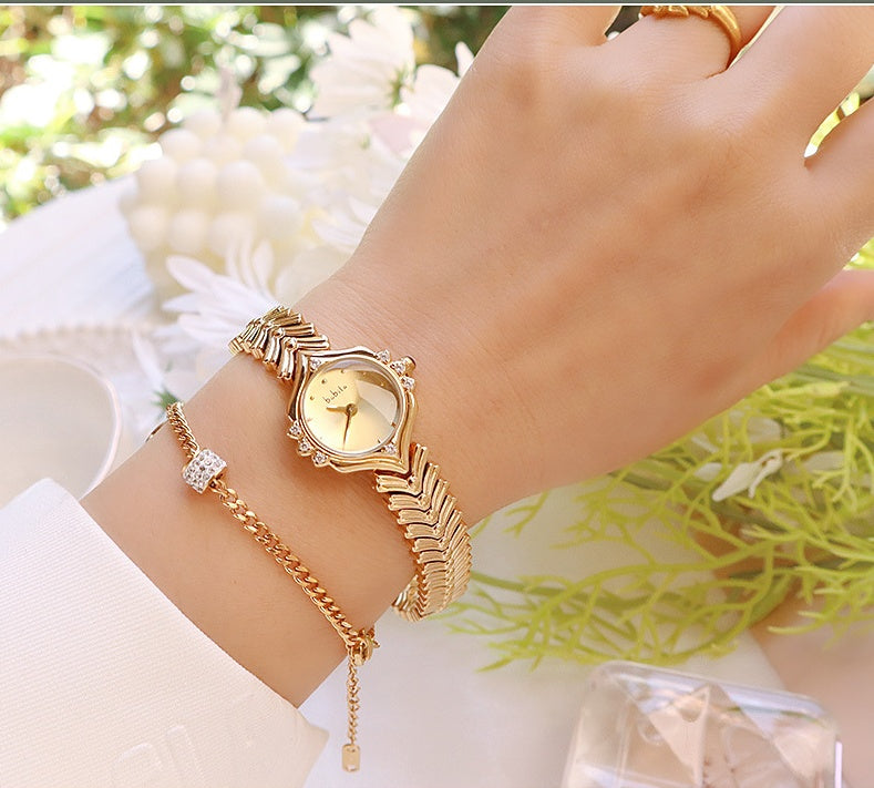 Magnifique montre à quartz pour femme dotée d'un bracelet en bambou.