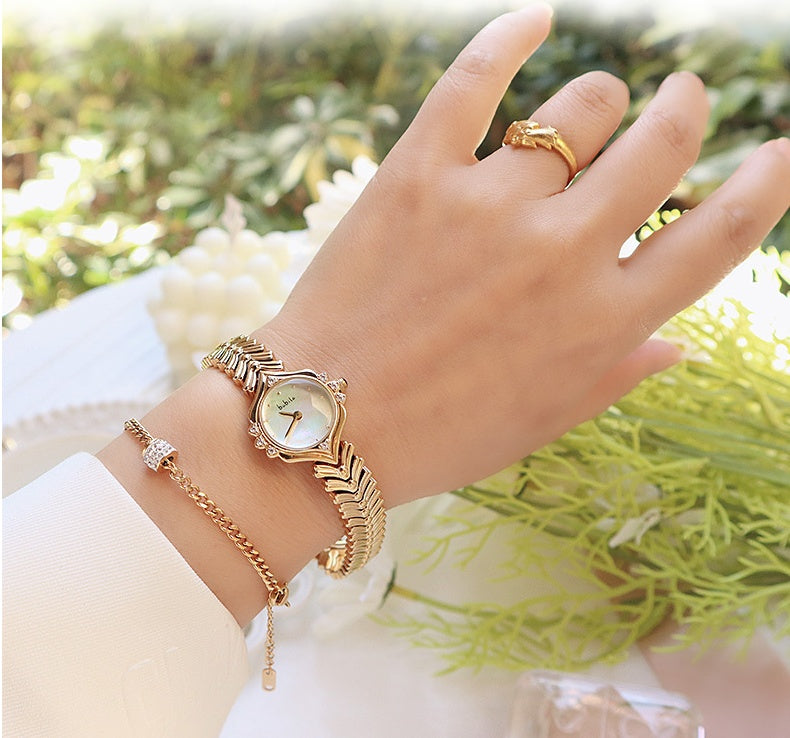 Magnifique montre à quartz pour femme dotée d'un bracelet en bambou.