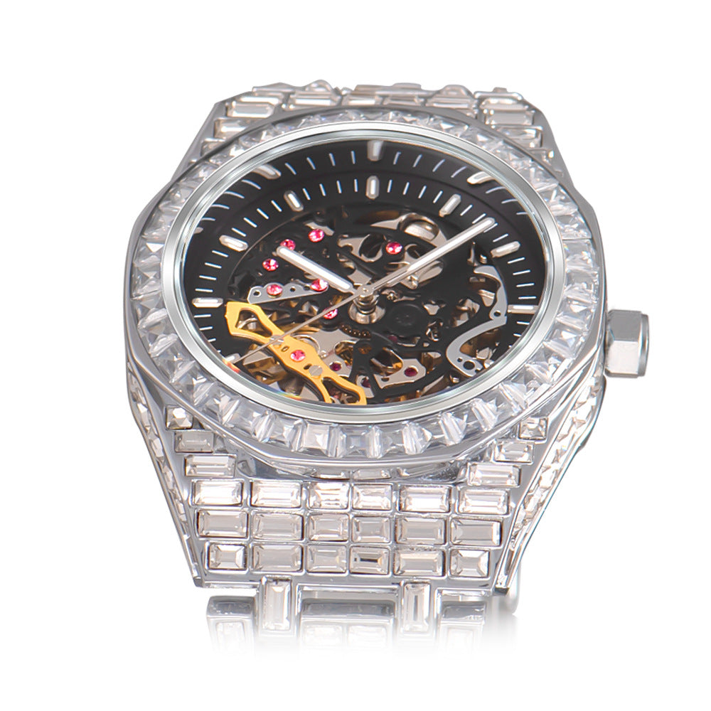 Montre mécanique avec cadran carré plein, diamants lumineux et design creux.