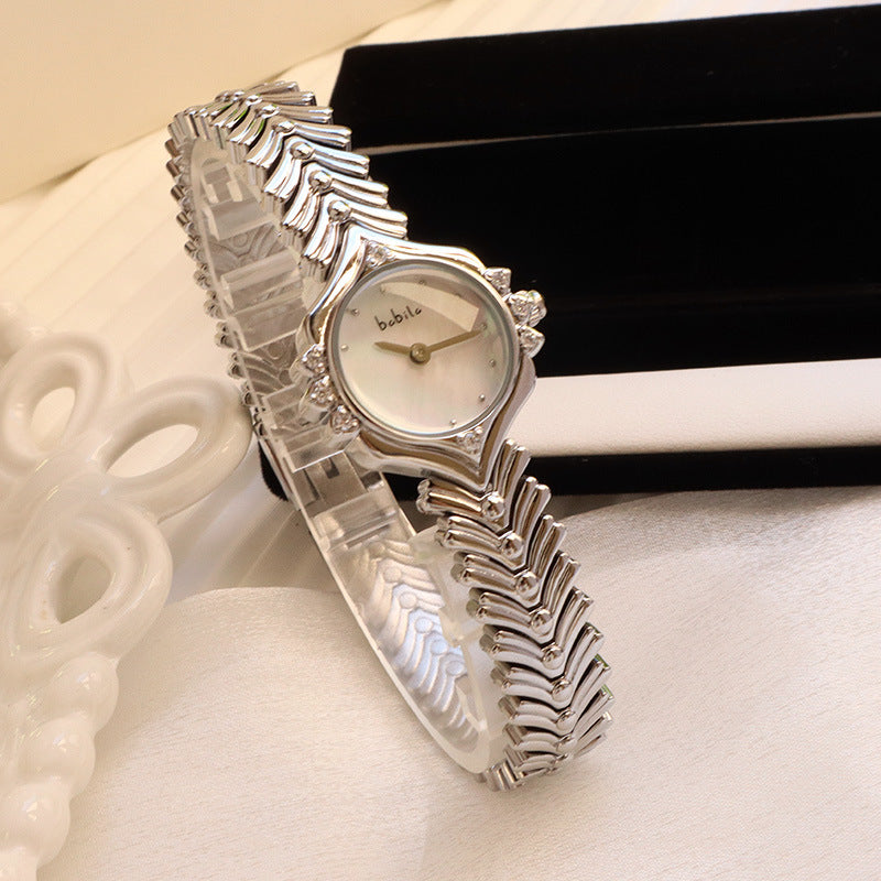 Magnifique montre à quartz pour femme dotée d'un bracelet en bambou.