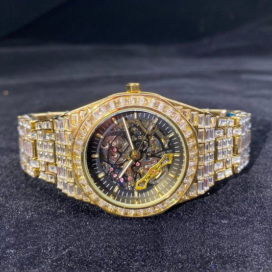 Montre mécanique avec cadran carré plein, diamants lumineux et design creux.
