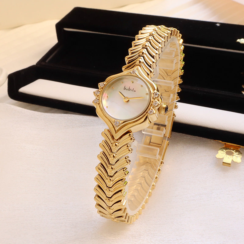 Magnifique montre à quartz pour femme dotée d'un bracelet en bambou.