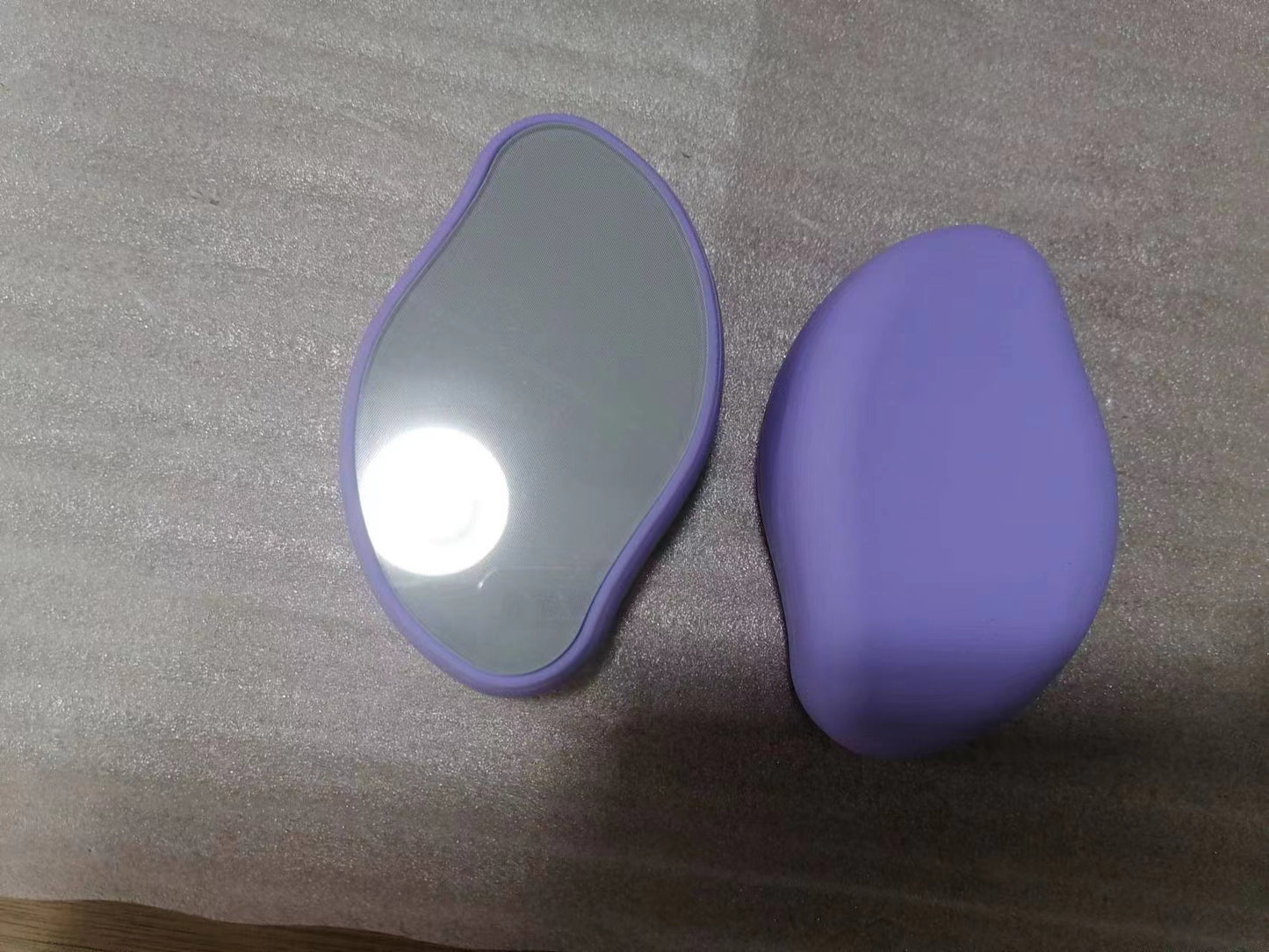 Rasoir en verre pour l'épilation et l'exfoliation, un outil pour enlever les poils.