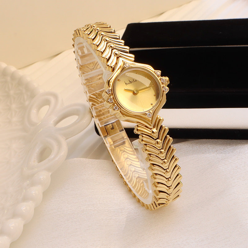 Magnifique montre à quartz pour femme dotée d'un bracelet en bambou.