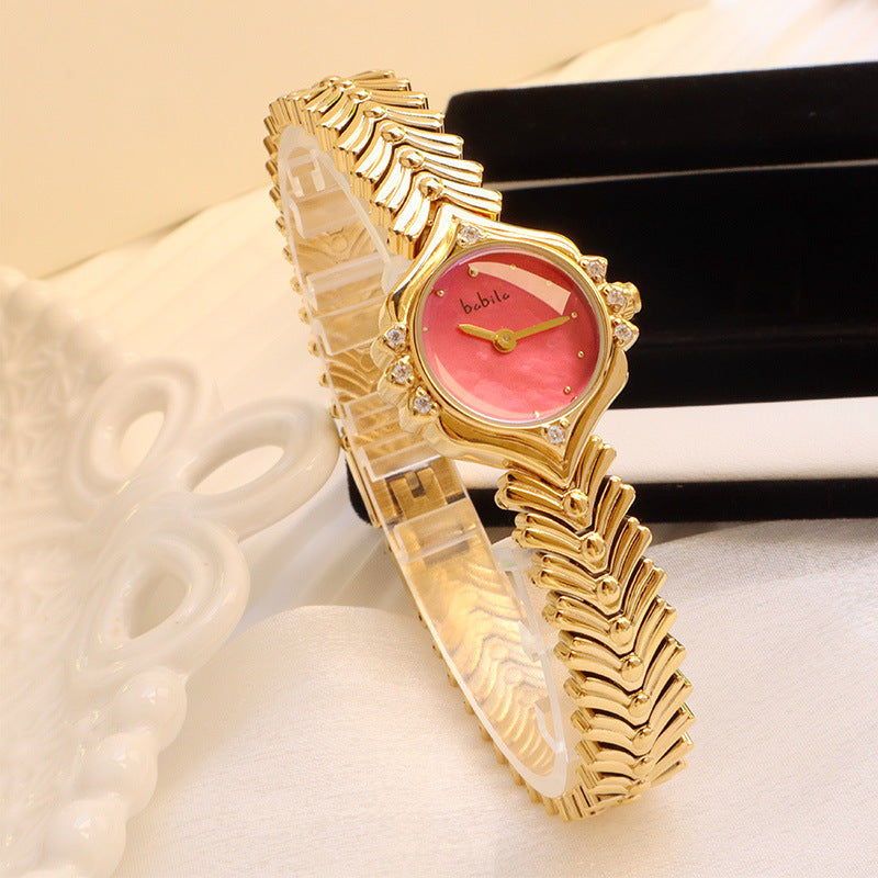 Magnifique montre à quartz pour femme dotée d'un bracelet en bambou.