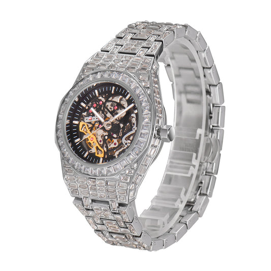 Montre mécanique avec cadran carré plein, diamants lumineux et design creux.